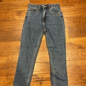 New High-wasted, straight leg jeans. Size 28 regular. Medium wash. True denim.